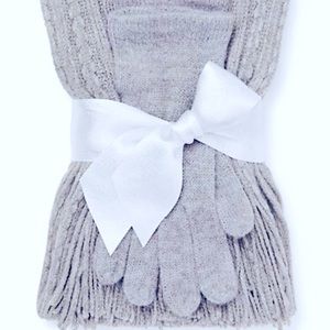 Scarf and gloves gift set